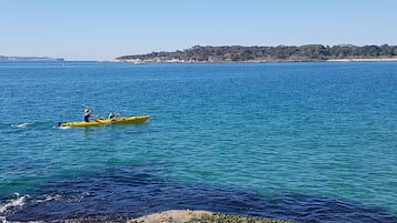 In Strandnähe, Liegestühle, Sonnenschirme