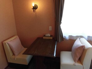 Ferienhaus (Private Vacation, Main Building) | Wohnzimmer | Flachbildfernseher, DVD-Player