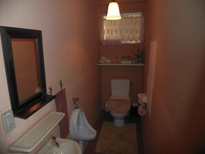 Ferienhaus (Private Vacation, Main Building) | Badezimmer | Dusche, kostenlose Toilettenartikel, Haartrockner