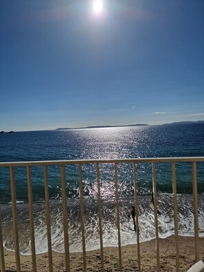 On the beach - Waterfront duplex on the superb CAVALIERE beach (Plage de Cavaliere)