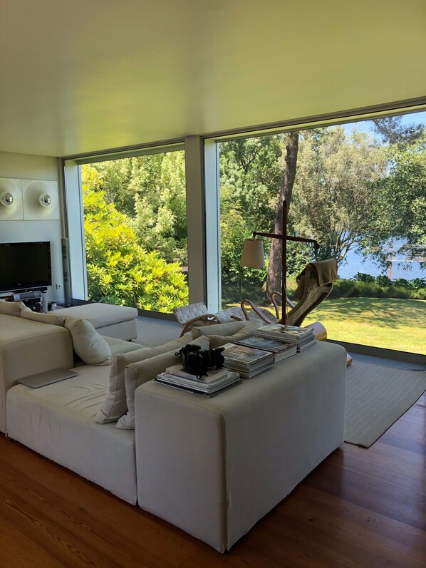 Télévision, livres, chaîne hi-fi