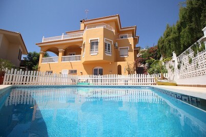 Villa with sea views, private pool, 7 rooms, 2 living rooms, 2 kitchens, 4 bathrooms