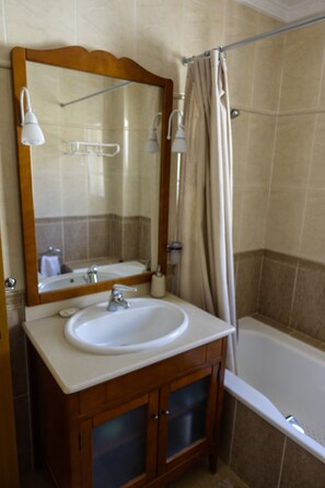 Duschwanne, Haartrockner, Bidet, Handtücher