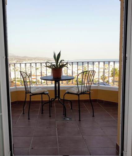 Villa avec vue mer, piscine privée, 7 chambres, 2 salons, 2 cuisines, 4 salles de bain