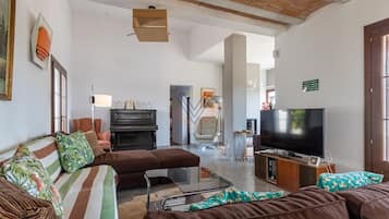 Una televisión, una chimenea, un reproductor estéreo