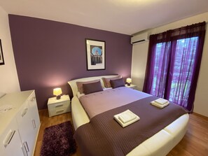 3 sovrum, skrivbord, strykjärn/strykbräda och resesäng