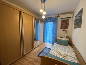 3 bedrooms, desk, iron/ironing board, travel crib