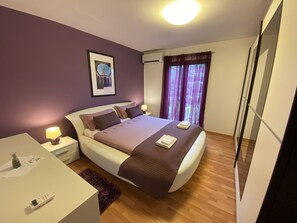 3 slaapkamers, een bureau, een strijkplank/strijkijzer, reisbedje