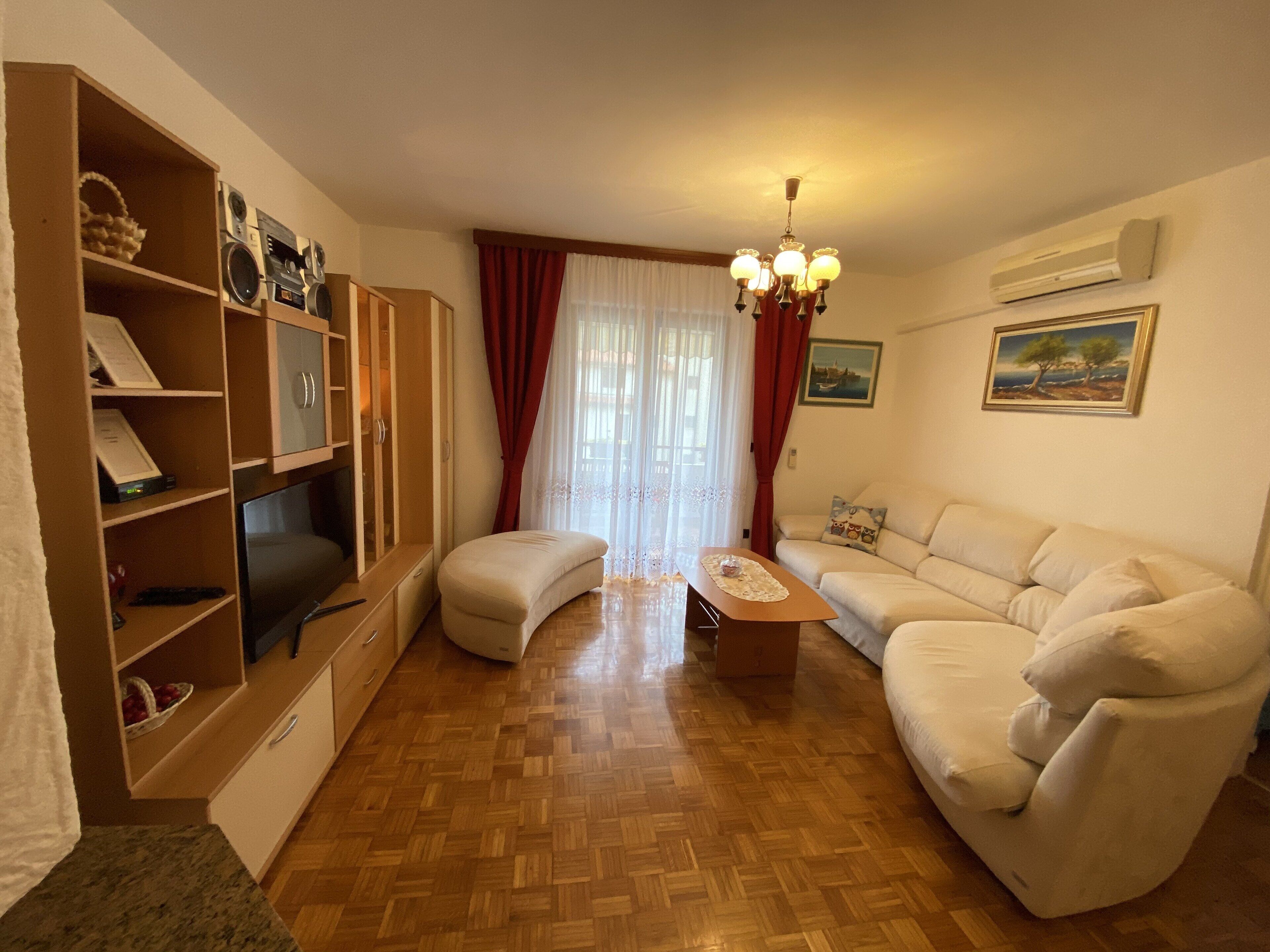 Smart TV, fireplace, stereo