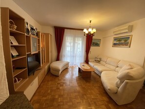 Smart-tv, eldstad och en stereo