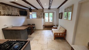 Réfrigérateur, four, tables à manger