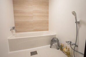 Separat badekar og bruser, dybe badekar, gratis toiletartikler