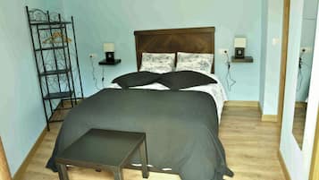 1 camera, una scrivania, ferro/asse da stiro, culla da viaggio