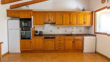 Frigorífico, microondas, horno y lavavajillas