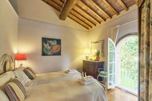 5 bedrooms, iron/ironing board, free WiFi, bed sheets