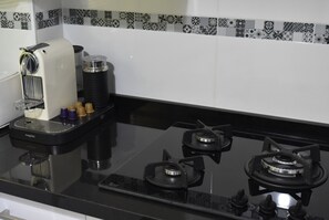 冷蔵庫、電子レンジ、オーブン、コンロ