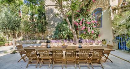 Ylellinen Grand 18th Century maalaistalo suurissa kypsissä puutarhoissa