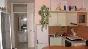 Fridge, cookware/dishes/utensils - CONDOMINIO BILOBA - SEA VIEW (Bibione)