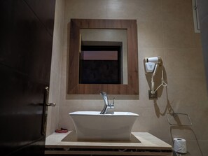 Superior-værelse | Badeværelse | Bruser, brusehoved med spredningseffekt, gratis toiletartikler