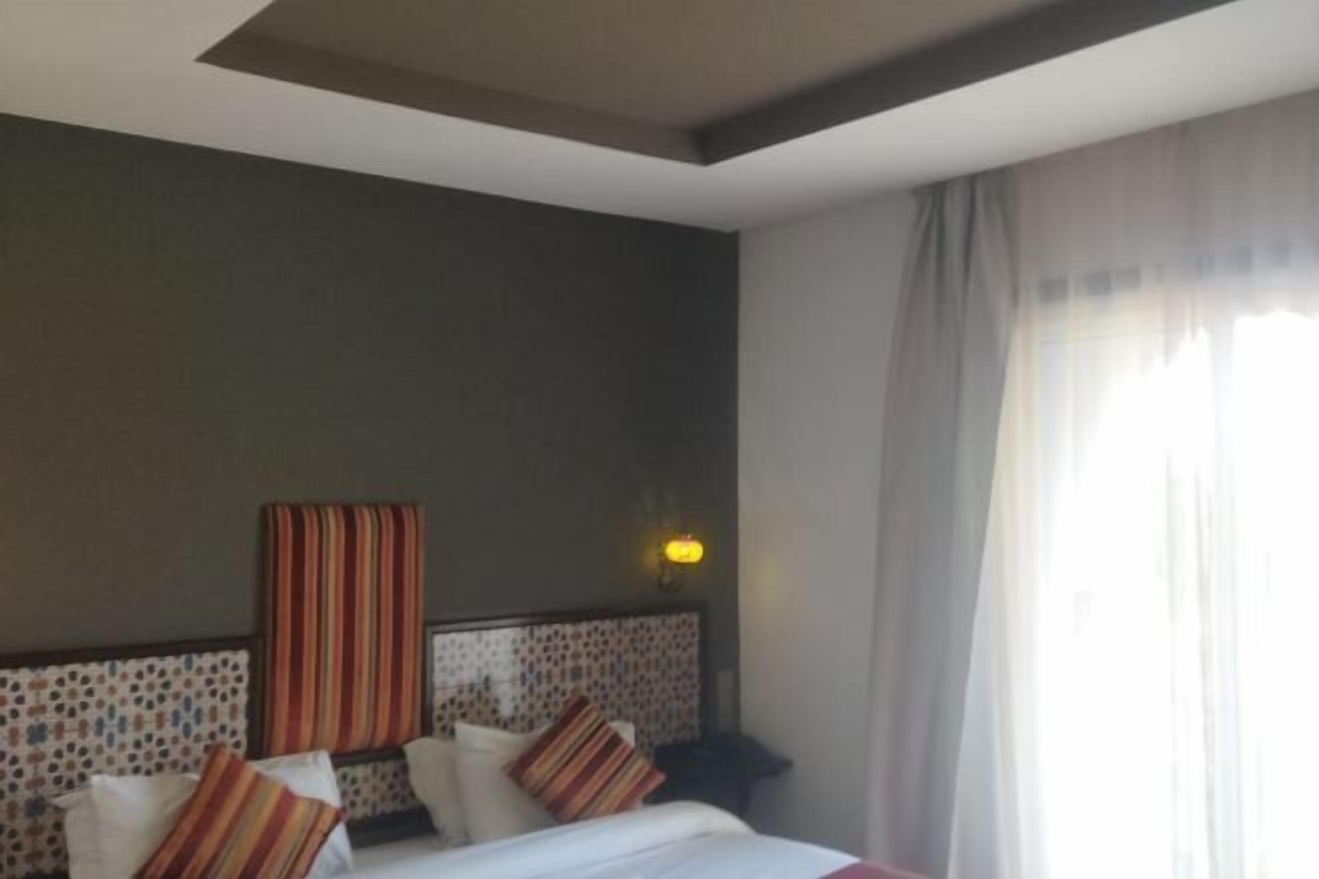 1 makuuhuone, ylelliset vuodevaatteet, minibaari, tallelokero huoneessa