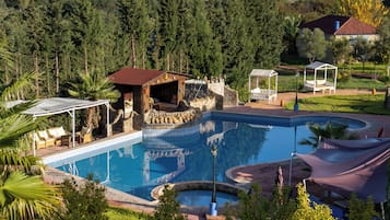 Sesongbasert utendørsbasseng, bassengparasoller og solsenger