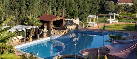 Alberca al aire libre por temporada y sombrillas en la alberca