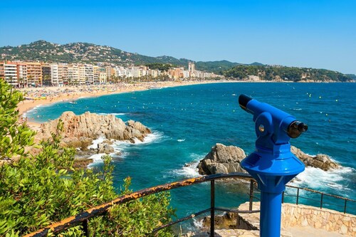 Apart with spectacular views of the sea, ideal for a group of young people, in the heart of Lloret in front of the beach. Free Wifi. 4/5 PAX