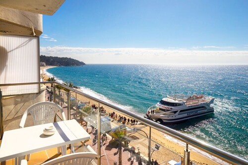 Apart with spectacular views of the sea, ideal for a group of young people, in the heart of Lloret in front of the beach. Free Wifi. 4/5 PAX