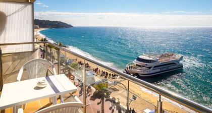 Apart with spectacular views of the sea, ideal for a group of young people, in the heart of Lloret in front of the beach. Free Wifi. 4/5 PAX