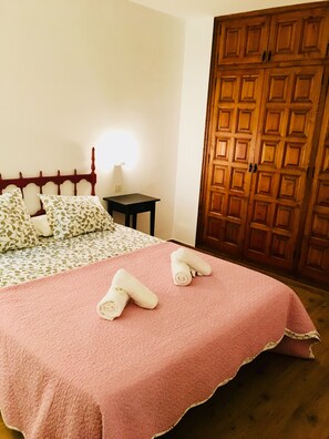 3 bedrooms, iron/ironing board, travel crib, free WiFi