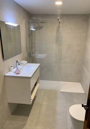 Combined shower/bathtub, hair dryer, towels, soap - Appartement les pieds dans l'eau (Llafranc)
