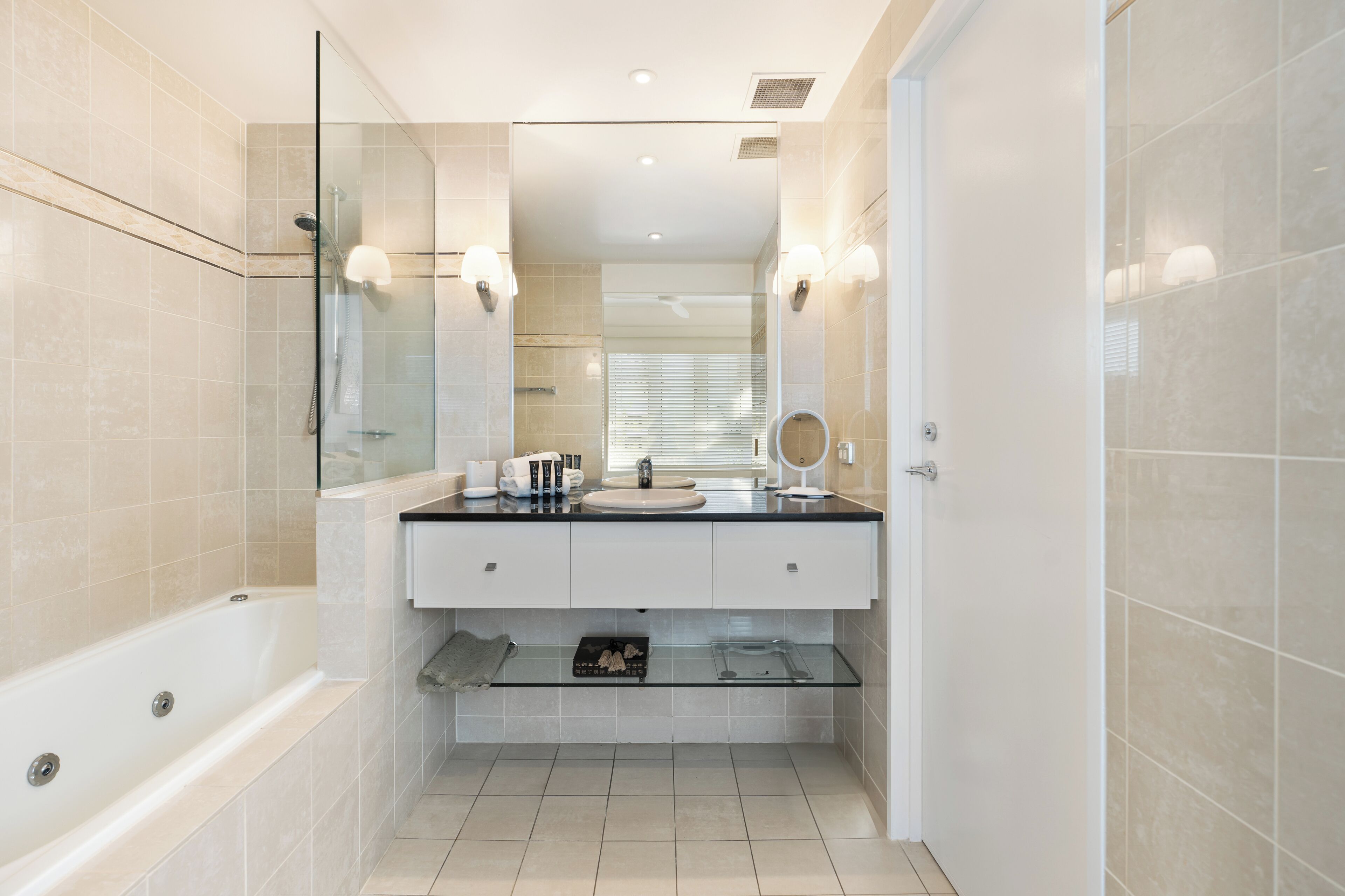 executive apartment, 2 bedrooms | bathroom | shower, free toiletries, towels