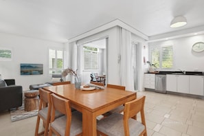 패밀리 아파트, 침실 3개 | 거실 공간 | 디지털 채널 시청이 가능한 32인치 LCD TV, TV