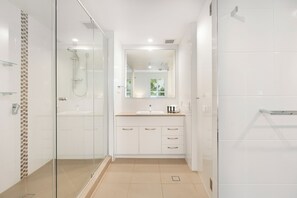 Ducha, artículos de higiene personal gratuitos y toallas