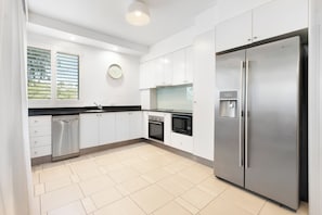 Kühlschrank, Mikrowelle, Wasserkocher mit Kaffee-/Teezubehör