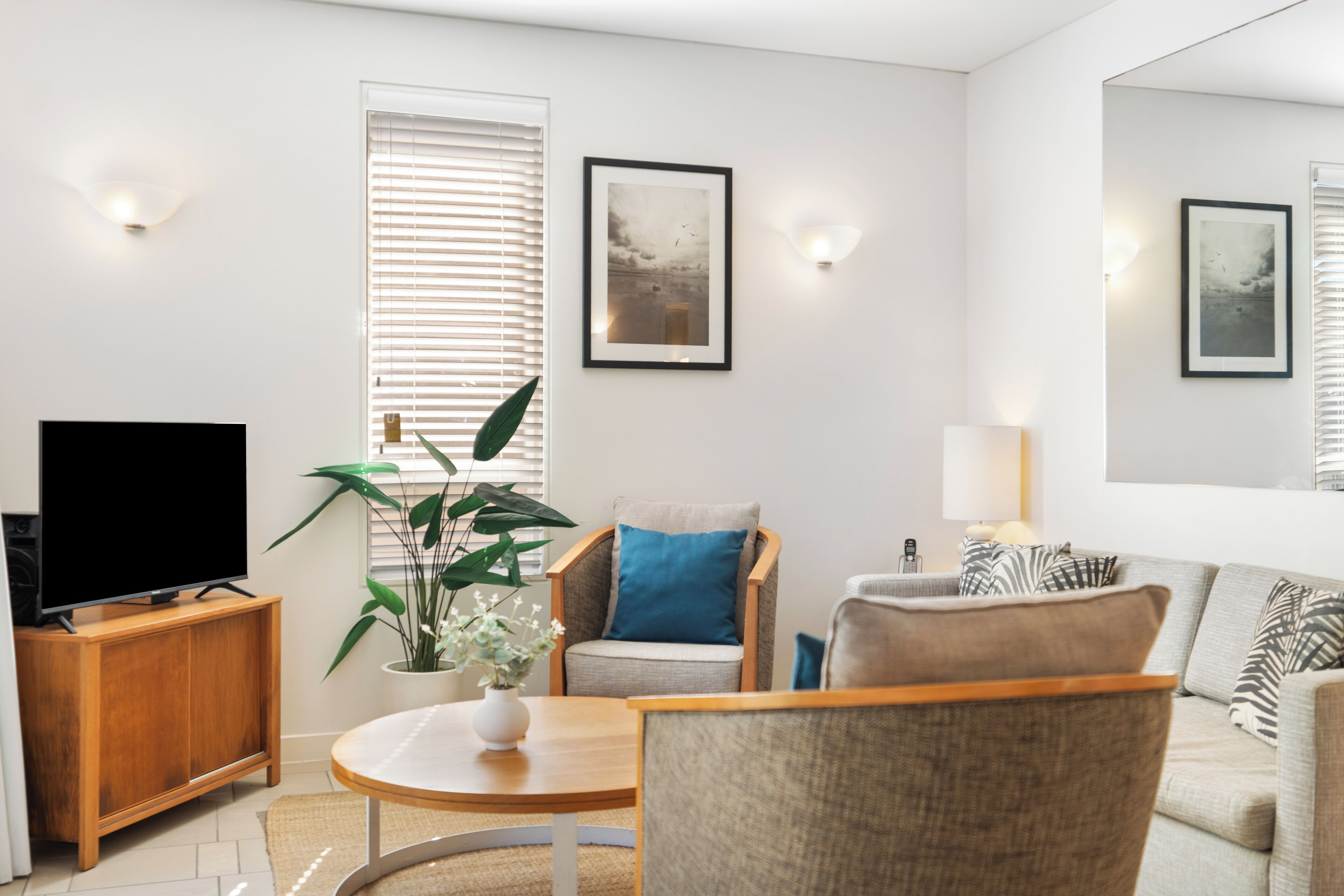 executive apartment, 2 bedrooms | living area | 32-inch lcd tv with digital channels, tv