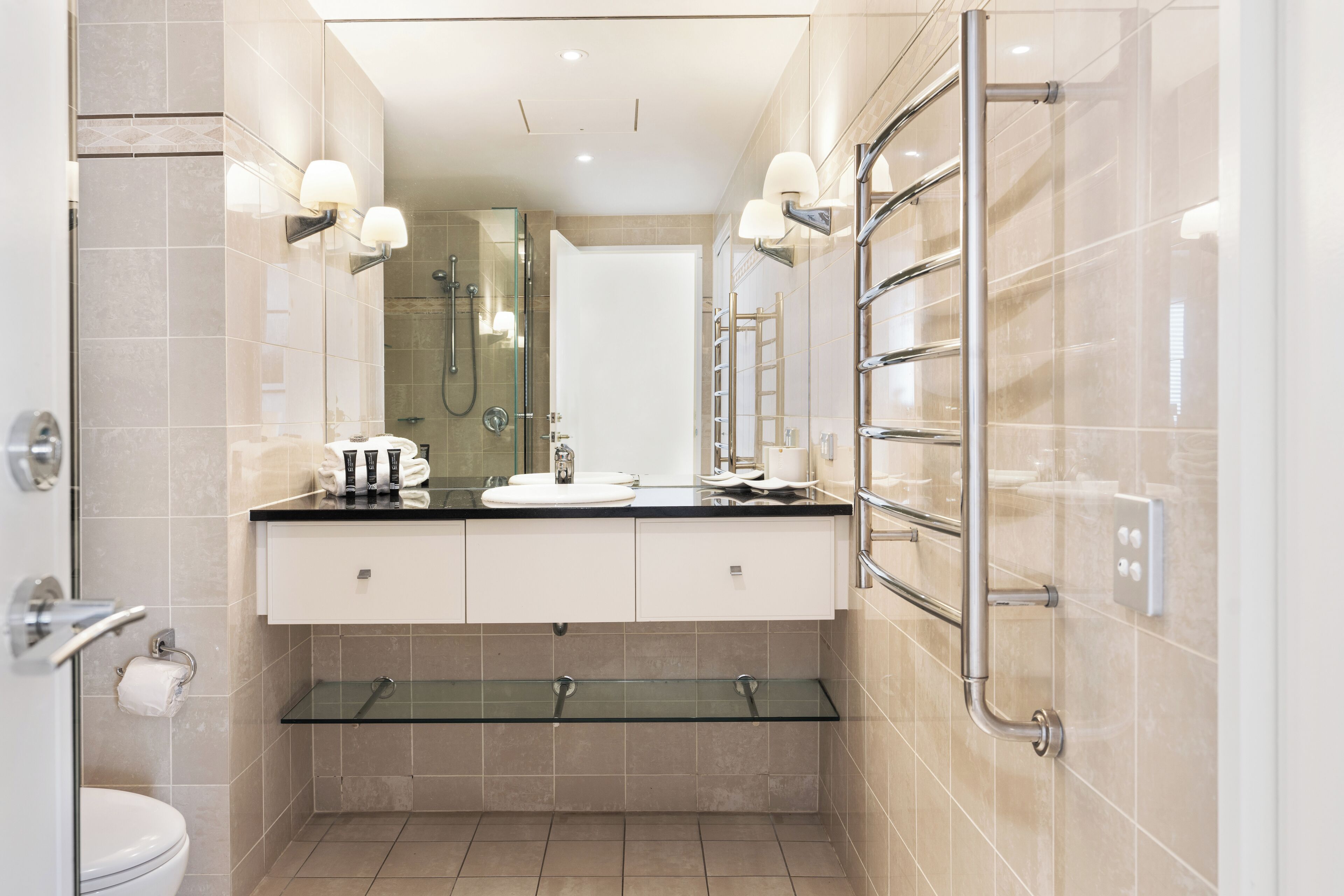 executive apartment, 2 bedrooms | bathroom | shower, free toiletries, towels