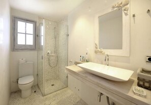 Shower, hair dryer, towels, soap - WITH HOUSE IN BEGUR WITH SEA VIEWS AND SWIMMING POOL (Begur)