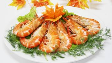 供应早餐、午餐和晚餐