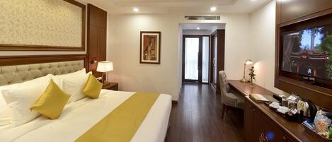 Dobbeltrom – deluxe | Minibar, skrivebord, blendingsgardiner og wi-fi (inkludert)