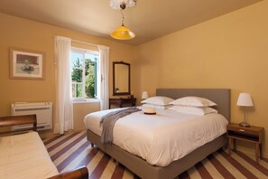 2 habitaciones, escritorio, tabla de planchar con plancha y wifi gratis 