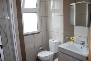Combined shower/bathtub, hair dryer, bidet, towels
