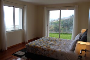 2 quartos, ferros/tábuas de passar roupa, berço de viagem