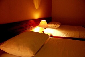 Desk, free WiFi, bed sheets - Sol de Selva Hostal (Tarapoto)