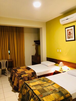 Desk, free WiFi, bed sheets - Sol de Selva Hostal (Tarapoto)