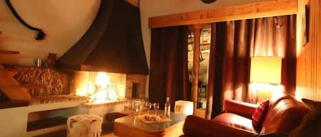 Fernseher, Kamin, DVD-Player