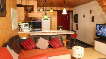 Een televisie, een open haard en een dvd-speler