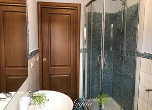 Sèche-cheveux, serviettes fournies, papier toilette