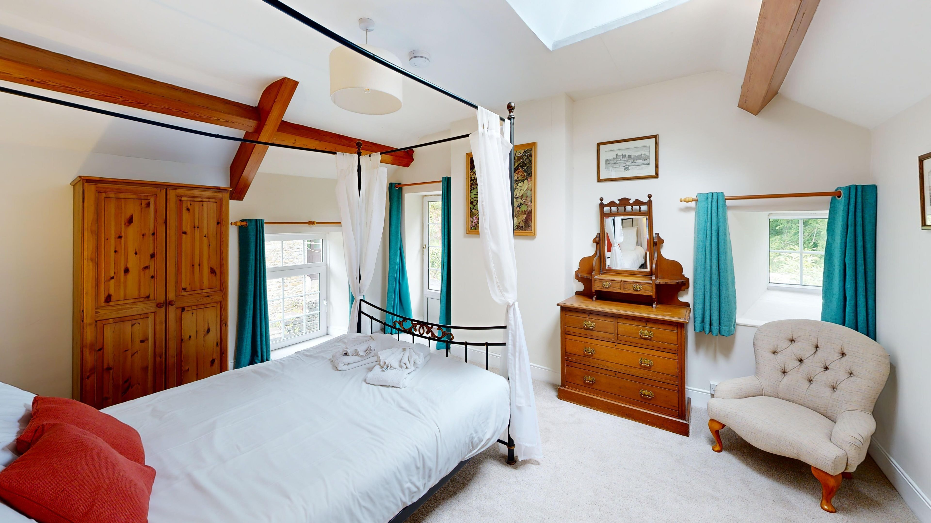 2 bedrooms, iron/ironing board, WiFi