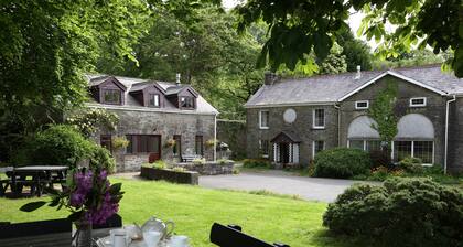 1800-luvun vakaa neljän julisteen kanssa, näkymät joelle ja ilmainen WiFi